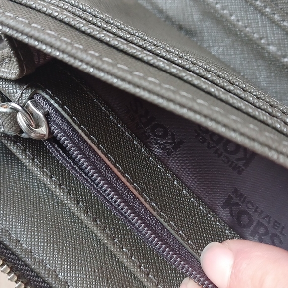 Michael Kors  wallet - Picture 13 of 16